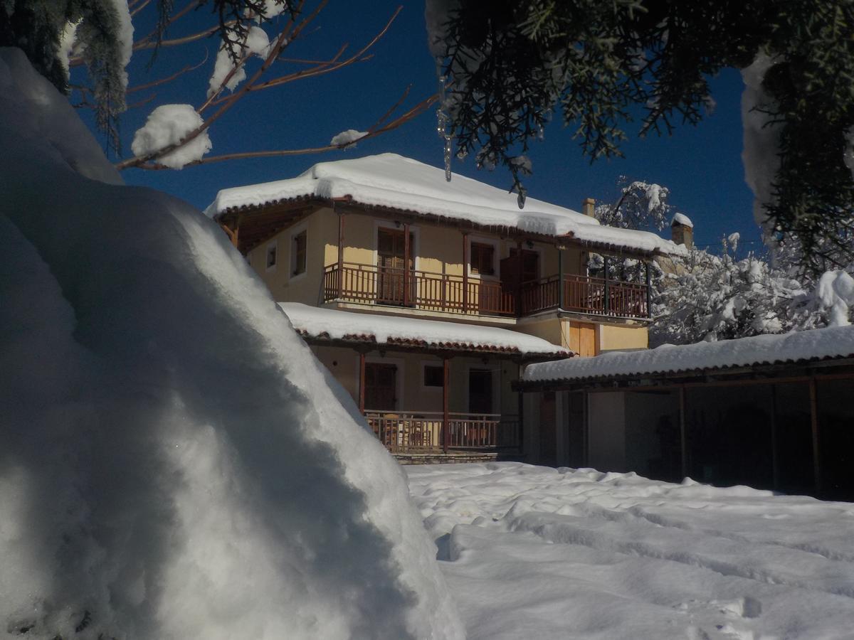 Enoikiazomena Petropoulos Aparthotel Ano Lousoi Esterno foto