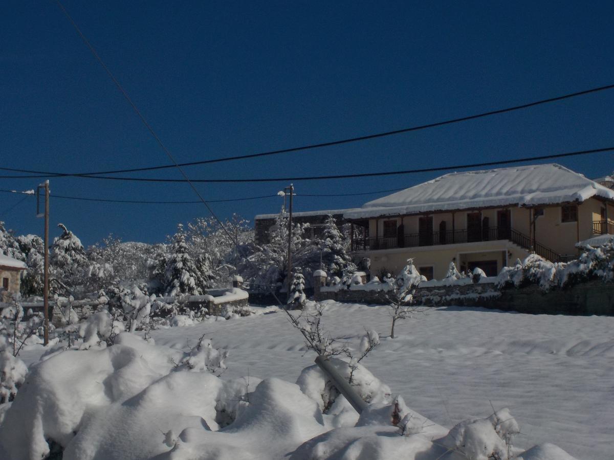 Enoikiazomena Petropoulos Aparthotel Ano Lousoi Esterno foto