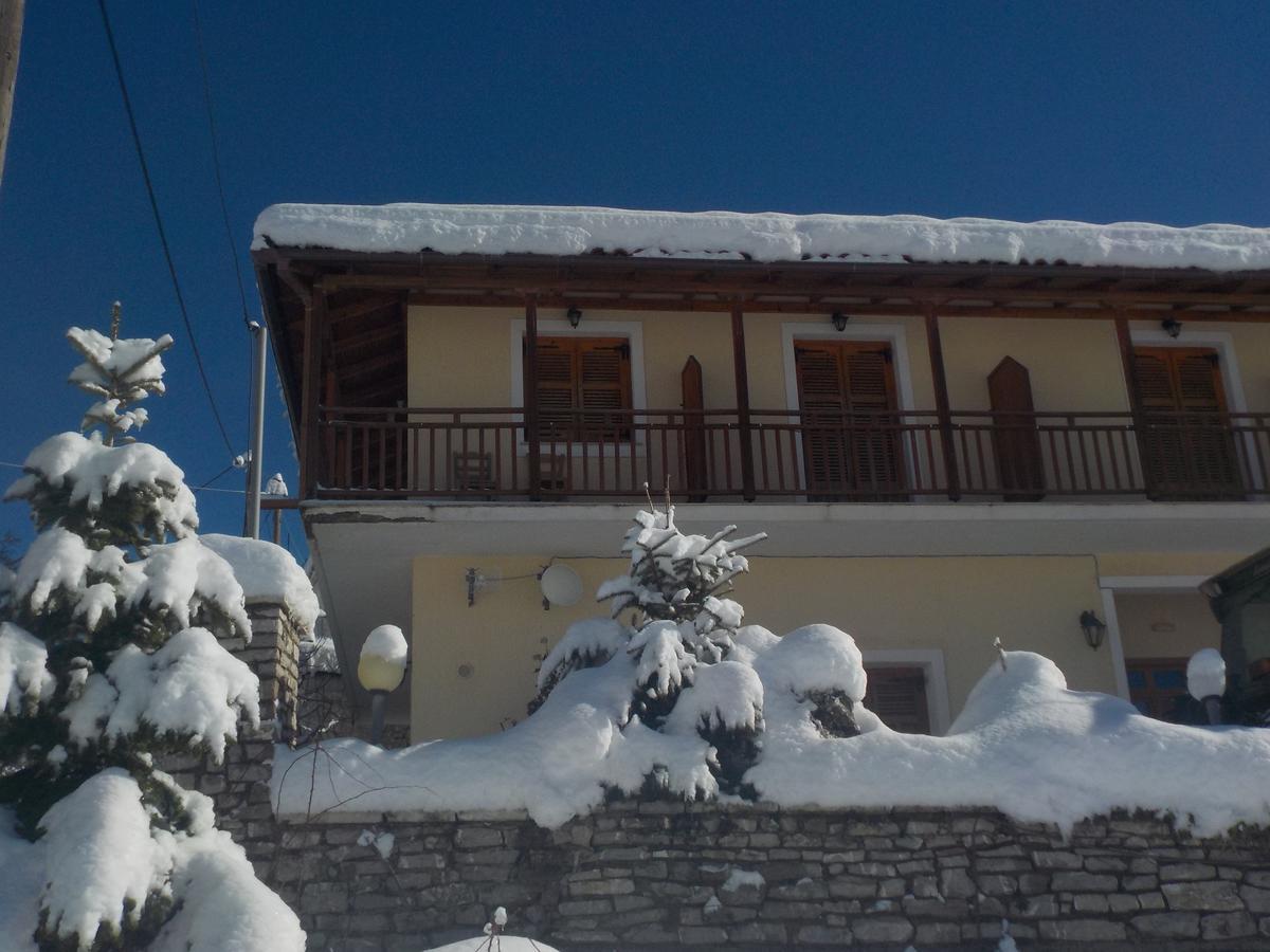 Enoikiazomena Petropoulos Aparthotel Ano Lousoi Esterno foto