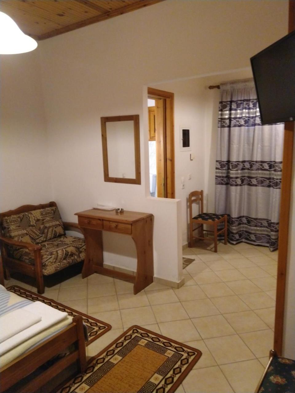 Enoikiazomena Petropoulos Aparthotel Ano Lousoi Esterno foto